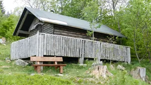 山上的小屋图片_2