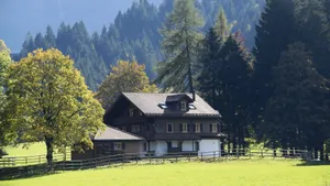 山上的小屋图片_4
