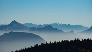 云雾缭绕的山涧图片_8