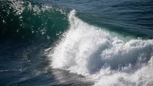 汹涌的海浪图片_2