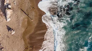 鸟瞰海岸线风景图片_8
