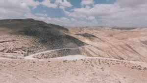 蜿蜒的山区公路图片_2
