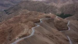 蜿蜒的山区公路图片_3