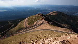 蜿蜒的山区公路图片_4