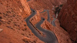 蜿蜒的山区公路图片_7