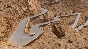 蜿蜒的山区公路图片_11