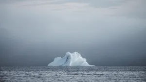 海面上的高清冰山图片大全_5