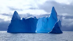 海面上的高清冰山图片大全_8