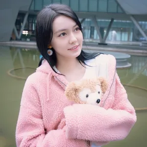 李诗颖清爽时尚街拍图片