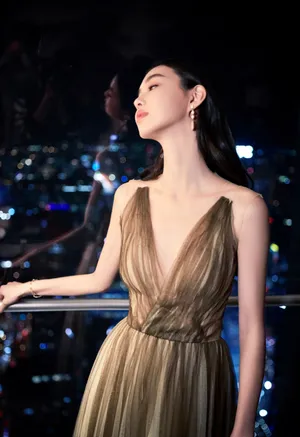 模特陈瑜深V礼服魅力性感图片