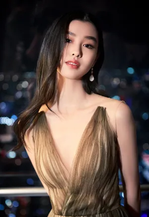 模特陈瑜深V礼服魅力性感图片_2