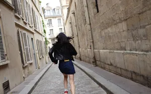 美女陈瑜街头风性感图片
