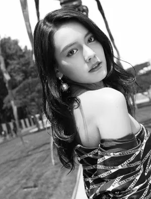 李诗颖文艺黑白写真图片_2