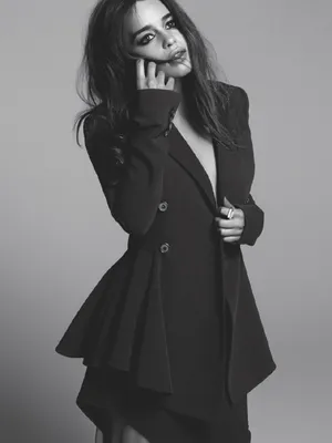 艾米莉亚·克拉克性感妩媚时尚大片写真图片