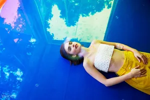 莉莉·科林斯个性时髦光影写真图片_6