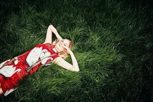索菲·特纳唯美杂志内页大片写真图片_2