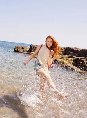 索菲·特纳海边活力阳光写真图片_4