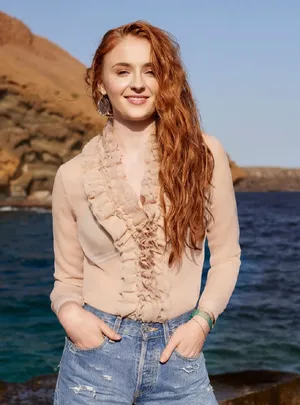 索菲·特纳海边活力阳光写真图片_6