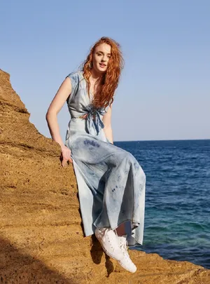 索菲·特纳海边活力阳光写真图片_7