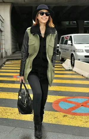 杰西卡·阿尔芭冬季靓丽街拍图片_3