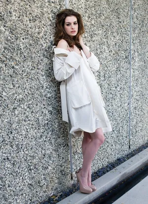 欧美女星安妮·海瑟薇性感户外写真图片
