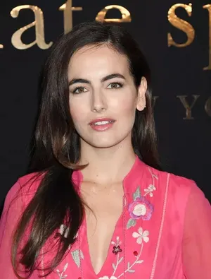 卡米拉·贝勒 Camilla Belle红裙写真图片
