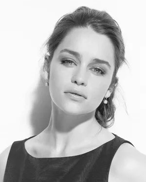艾米莉亚·克拉克Emilia Clarke黑白时尚大片写真
