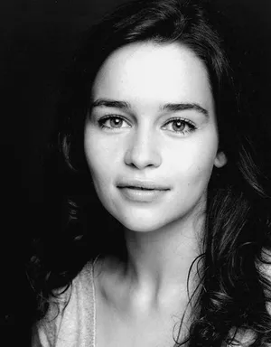 艾米莉亚·克拉克Emilia Clarke黑白时尚大片写真_3