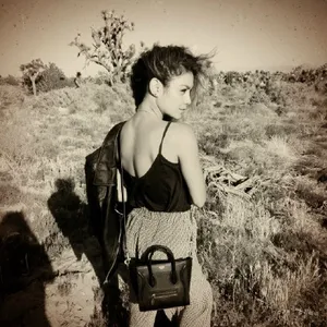 Vanessa Hudgens凡妮莎哈金斯户外丛林黑白写真图片_2