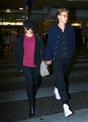 Vanessa Hudgens凡妮莎哈金斯机场和男友机场图片