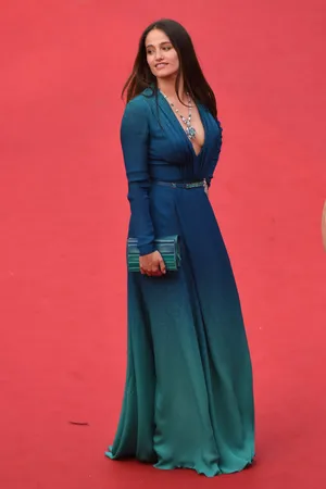 玛丽·吉莲出席68届戛纳电影节开幕影片《昂首挺胸》首映_5