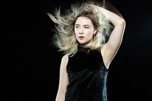 西尔莎·罗南清爽飘逸时尚写真高清图片_3