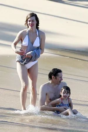 米拉·乔沃维奇海边度假性感写真_3