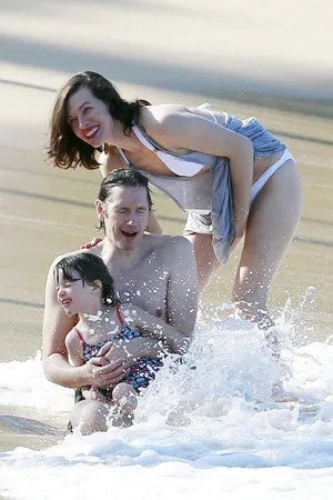 米拉·乔沃维奇海边度假性感写真_4