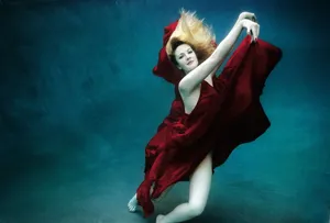 德鲁·巴里摩尔唯美水中写真高清图片第1张