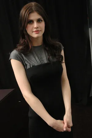 亚历珊德拉·达达里奥短袖迷人写真图片_5