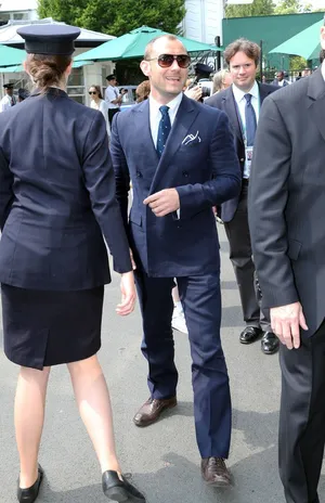 裘德·洛西装蛤蟆镜亮眼写真图片_4