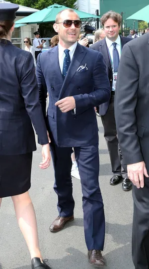 裘德·洛西装蛤蟆镜亮眼写真图片_5