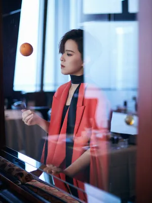 杨芸晴红色西装妩媚性感写真_2