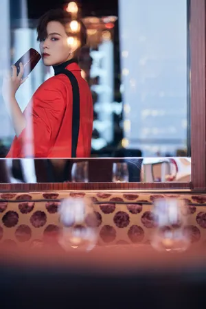 杨芸晴红色西装妩媚性感写真_3