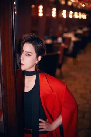 杨芸晴红色西装妩媚性感写真_7