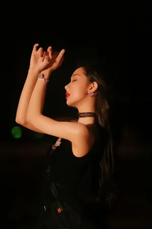 李紫婷黑裙性感高贵写真图片_2