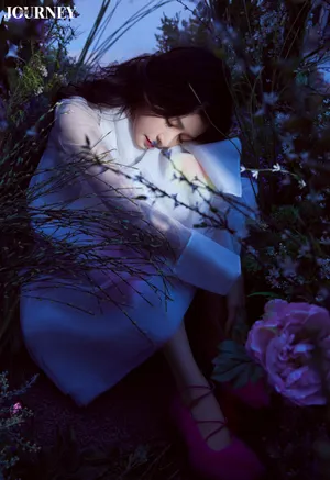 蔡卓宜紫色神秘大片写真图片