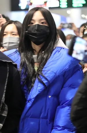 郑乃馨羽绒服温柔甜美机场照图片