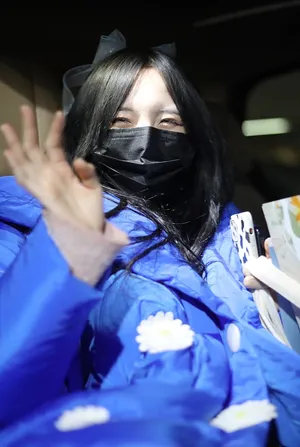 郑乃馨羽绒服温柔甜美机场照图片第1张