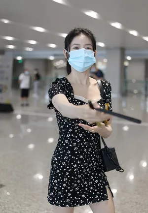 蔡卓宜单马尾连衣裙纤细长腿机场照图片