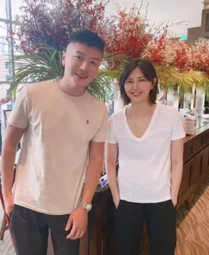 孙燕姿简约清新皮肤白嫩甜笑自拍图片_2