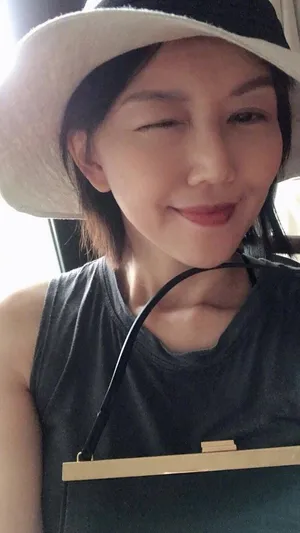 孙燕姿简约清新皮肤白嫩甜笑自拍图片_3