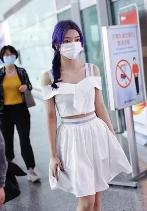 李紫婷麻花辫白裙香肩甜美清新机场照图片第1张
