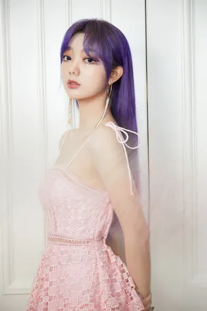李紫婷吊带粉裙性感写真图片_4